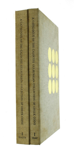 Lote 55 - A CATALOGUE OF THE CALOUSTE GULBENKIAN - COLLECTION OF GREK COINS, LIVROS - 2 Vols. Edição em língua inglesa. Por AA.VV. Exemplares idênticos encontram-se à venda por € 160. Edição da Fundação Calouste Gulbenkian, Lisboa, 1971. Dim: 29x22,5 cm. 