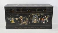 Lote 3038 - Sideboard oriental em madeira lacada com decoração de figuras e flores, com 3 gavetas superiores e 4 portas inferiores, com 81x161x51 cm, Nota: apresenta sinais de uso falhas na pintura e pequenas lacunas na madeira