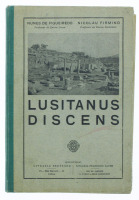 Lote 128 - LUSITANUS DISCENS, LIVRO - Por Nunes de Figueiredo e Nicolau Firmino. Editora: Livraria Bertrand / Livraria Francisco Alves, [s/d]. Dim: 19x14 cm. Encadernação cartonada. Ilustrado. Nota: lombada parcialmente descolada