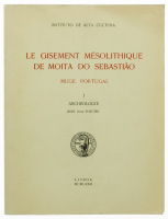 Lote 134 - LE GISEMENT MÉSOLITGIQUE DE MOITA DO SEBASTIÃO (MUGE - PORTUGAL), LIVRO - Por Abbé Jean Roche. Exemplar idêntico encontra-se à venda por € 50. Edição em língua francesa do Instituto de Alta Cultura, Lisboa, MCMLXXII [1972]. Dim: 25x19 cm. Enca