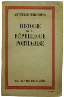 Lote 147 - HISTOIRE DE LA RÉPUBIQUE PORTUGAISE, LIVRO - Por Arhur Ribeiro Lopes. Exemplar idêntico encontra-se à venda por € 50. Edição em língua francesa. Edição: Les Oeuvres Françaises, Paris, 1939. Dim: 19x12 cm. Encadernação de capa de brochura. Nota: