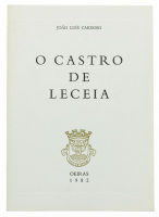 Lote 149 - CASTRO DE LECEIA, OPÚSCULO - Por João Luís Cardoso. Edição da Câmara Municipal de Oeiras, 1982. Dim: 24x17 cm. Encadernação de capa de brochura. Profusamente ilustrado. Nota: exemplar bem estimado