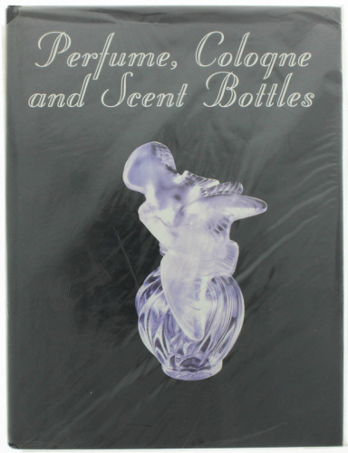 Lote 196 - PERFUME, COLOGNE AND SCENT BOTTLES, LIVRO - Edição em língua inglesa. Por AA.VV. Edição de Jacquelyne North, 1996. Dim: 31x24 cm. Encadernação cartonada. Profusamente ilustrado. Nota: exemplar bem estimado