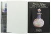 Lote 196 - PERFUME, COLOGNE AND SCENT BOTTLES, LIVRO - Edição em língua inglesa. Por AA.VV. Edição de Jacquelyne North, 1996. Dim: 31x24 cm. Encadernação cartonada. Profusamente ilustrado. Nota: exemplar bem estimado - 2