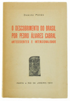 Lote 201 - O DESCOBRIMENTO DO BRASIL POR PEDRO ÁLVARES CABRAL (ANTECEDENTES E INTENCIONALIDADE), LIVRO - Por Damião Peres. Editora: Portucalense Editora, Porto, 1949. Dim: 20x13 cm. Encadernação de capa de brochura. Nota: páginas por aparar