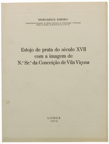 Lote 219 - ESTOJO DE PRATA DO SÉCULO XVII COM A IMAGEM DE Nª SRª DA CONCEIÇÃO DE VILA VIÇOSA, OPÚSCULO - Por Margarida Ribeiro. Edição de 1972, Lisboa. Dim: 25x19 cm. Encadernação de capa de brochura. Profusamente ilustrado, contém documento desdobrável. 