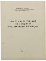 Lote 219 - ESTOJO DE PRATA DO SÉCULO XVII COM A IMAGEM DE Nª SRª DA CONCEIÇÃO DE VILA VIÇOSA, OPÚSCULO - Por Margarida Ribeiro. Edição de 1972, Lisboa. Dim: 25x19 cm. Encadernação de capa de brochura. Profusamente ilustrado, contém documento desdobrável. 