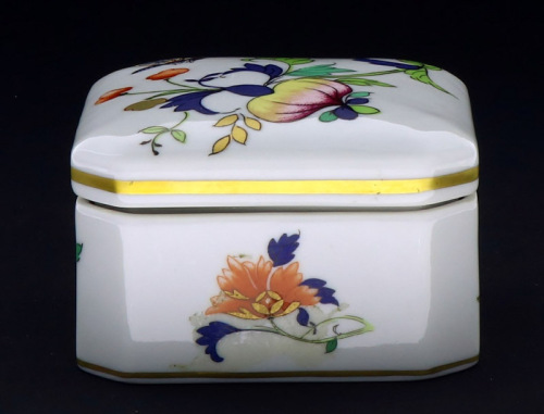 Lote 17 - PORCELANAS IBIS AVEIRO, CAIXA - Em porcelana pintado á mão com decoração policromada de flores e borboletas. Friso em ouro. Com marcas na base. Dim. 5x9x9 cm. Nota: excelente estado