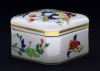 Lote 17 - PORCELANAS IBIS AVEIRO, CAIXA - Em porcelana pintado á mão com decoração policromada de flores e borboletas. Friso em ouro. Com marcas na base. Dim. 5x9x9 cm. Nota: excelente estado - 2