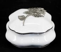 Lote 28 - PORCELART, CAIXA DE JOIAS EM PORCELANA E ESTANHO - Em porcelana portuguesa decorado com flor em estanho relevada. Com marcas na base. Dim. 9x14x14 cm. Nota: excelente estado