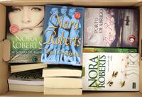 Lote 54 - NORA ROBERTS, COLEÇÃO DE 45 ROMANCES - Encadernação de capa mole sendo: Lua de Sangue, A Cor do Fogo, O Azul da Baía, Contos da Meia-Noite, Herança de Fogo, Luzes do Norte, A Ilha das 3 Irmãs, Herança de Vergonha, O Recife, As Lagrimas da Lua, A