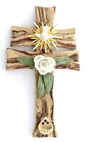 Lote 57 - CRUCIFIXO EM CERÂMICA - Peça em cerâmica portuguesa assinada. Decoração com minuciosos detalhes artísticos e feito á mão. Destaque para a pomba branca no topo superior , a rosa branca com folhas verdes ao centro e em baixo a pia de água benta em