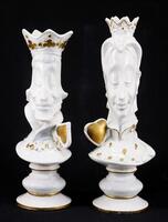 Lote 68 - JARRAS "REI DE ESPADAS" E "RAINHA DE COPAS" EM PORCELANA - Par de jarras em porcelana com decoração em porcelana vidrada de fundo branco pintado á mão a dourado nos pormenores. Assinado na base. Dim 36 e 38 cm respectivamente. Nota: apresentam c