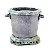 Lote 86 - VASO FLOREIRA, ART NOVA EM MÁRMORE E BRONZE ANTIGO - Vaso floreira em granito com guarnições em bronze (asas, rebordo e base). França Séc. XIX/XX. Dim: 31x37x34 cm. Nota: sinais de uso.