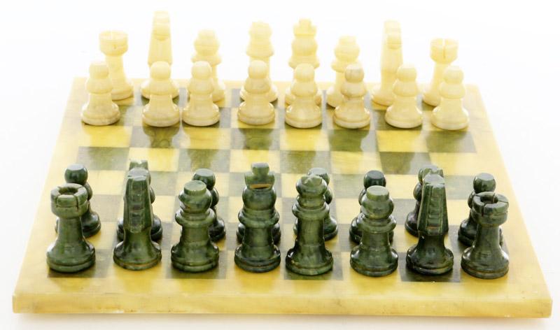 Tabuleiro de xadrez em mármore, com trinta (30) peças em tons de branco e