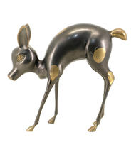 Lote 90 - RENA EM BRONZE - Figura de rena bebé em bronze de fundição. Objecto decorativo com peso significativo (cerca de 4Kg). Dim: 30x35 cm. Nota: excelente estado