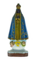 Lote 142 - IMAGEM DE NOSSA SENHORA APARECIDA - Escultura vintage em faiança trabalhada e pintado á mão em policromia. Assinada e numerada na costas. Dim: 23 cm