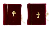 Lote 149 - CONJUNTO DE 2 BÍBLIAS DECORATIVAS COM MENINO JESUS - Formato de bíblia em madeira com capa em veludo. Interior com figura miniatural de menino Jesus com manjedoura em pano dourado. Dim. 6.5x5.5x3.5 cm. Nota: como novas