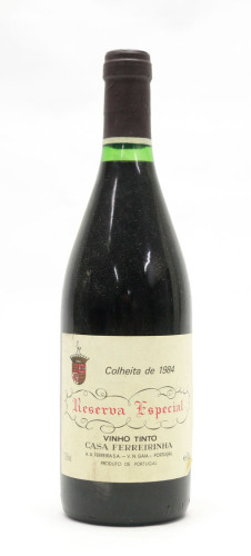 Lote 14 - CASA FERREIRINHA RESERVA ESPECIAL 1984 - Garrafa de Vinho Tinto, Casa Ferreirinha, Reserva Especial, Colheita de 1984, Casa Ferreirinha, Vila Nova de Gaia, (750ml - 11,5% vol.). Nota: idêntica à venda por € 219. Consultar valor indicativo em htt