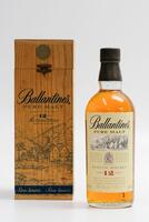 Lote 20 - WHISKY BALLANTINES 12 ANOS - Garrafa de Whisky Ballantines 12 anos, Pure Malt, Scotch Whisky, George Ballantines & Son Ltda. (700ml - 40% vol). Em caixa de madeira, série limitada