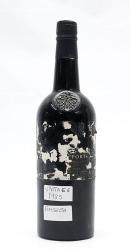 Lote 25 - PORTO FONSECA VINTAGE 1985 - Garrafa de Vinho do Porto, Vintage 1985, engarrafado em 1987, Fonseca Guimaraens Vinhos, (750ml - 20,5% vol.). Nota: idêntica à venda por € 169. Rótulo danificado. Consultar valor indicativo em https://tinyurl.com/58