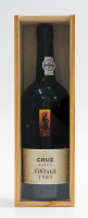 Lote 102 - PORTO CRUZ VINTAGE 1989 - Garrafa de Vinho do Porto, Cruz, Vintage 1989, engarrafado em 1992, Gran Cruz Porto, (750ml - 19,5% vol). Nota: idêntica à venda por € 111,75 (£ 99). Em caixa de madeira original. Consultar valor indicativo em https://