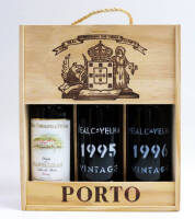 Lote 116 - VINHO DO PORTO, CAIXA 3 VINHOS, REAL COMPANHIA VELHA - Caixa em madeira com três garrafas de vinho do Porto, Real Companhia Velha: Quinta das CaE64:E66rvalhas, Tawny (750ml - 19% vol.); Colheita de 1995, Vintage (750ml - 20% vol.); Colheita de 