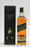 Lote 166 - WHISKY JOHNNIE WALKER BLACK LABEL 12 ANOS - Garrafa de Whisky, Old Scotch Whisky Extra Special, 12 Anos, John Walker & Sons, Escócia. (700 ml - 40% vol). Nota: garrafa dos anos 1980, em caixa de metal original