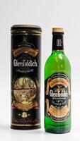 Lote 171 - WHISKY GLENFIDDICH - Garrafa de Whisky, Reserva Especial Antiga, Single Malt, Whisky Escocês Pure Malt, William Grant & Sons, Escócia, (750ml - 43% vol.). Nota: garrafa dos anos 1980s. Garrafa semelhante à venda por € 99. Em caixa de metal orig