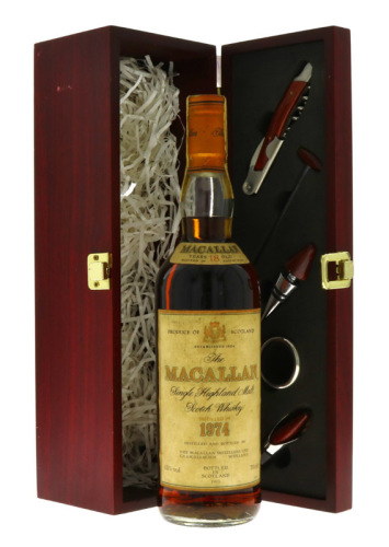 Lote 15 - WHISKY 18 ANOS MACALLAN 1974 - Garrafa de Whisky, 18 Years Old, Matured in Sherry Wood, Single Highland Malt, Distilled in 1974, Bottled in 1993, The Macallan Distillers, Escócia, (700ml - 40%vol.). Nota: garrafa idêntica à venda por € 4.165 (£ 