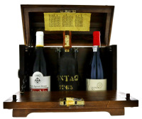 Lote 20 - BAU DE VINHO - Conjunto de 3 garrafas de Vinho composto por uma garrafa de Vinho do Porto Krohn's Vintage 1963, (750ml), 1 garrafa de Vinho Tinto Mouchão 1992, (750ml - 13,5%vol.) e 1 garrafa de Quinta do Monte Xisto 2016, (750ml - 13,5%vol.). N