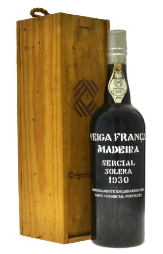 Lote 34 - MADEIRA VEIGA FRANÇA 1930 - Garrafa de Vinho da Madeira, Sercial Solera 1930, (750ml). Nota: garrafa idêntica à venda por € 295. Especialmente engarrafado para Banco Comercial Português. Consultar valor indicativo em https://www.garrafeiranacion