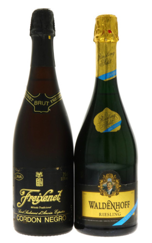 Lote 41 - GARRAFAS DE VINHO ESPUMANTE - Conjunto de 2 garrafas sendo 1 garrafa de Cava Freixenet, Brut, Cordon Negro, Espanha, (750ml - 11,5%vol.) e 1 garrafa de Espumante Waldenhoff, Riesling Sekt, Extra Trocken, Alemanha, (750ml - 11,5%vol.)