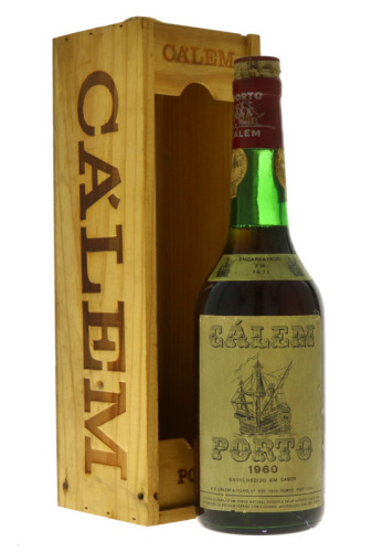 Lote 51 - PORTO CÁLEM 1960 - Garrafa de Vinho do Porto, 1960, envelhecido em casco, engarrafado em 1971, (750ml). Nota: garrafa idêntica à venda por € 194,50. Em caixa de madeira original. Consultar valor indicativo em https://t.ly/5YiA