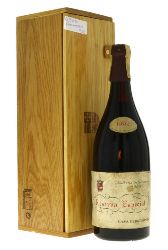 Lote 65 - FERREIRINHA RESERVA ESPECIAL 1962 - Garrafa de Vinho Tinto, Reserva Especial Colheita Seleccionada 1962, Casa Ferreirinha, (750ml). Nota: garrafa idêntica à venda por € 249. Em caixa de madeira. Consultar valor indicativo em https://www.garrafei