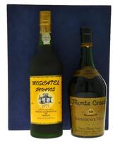 Lote 74 - GARRAFAS DIVERSAS - Conjunto e 2 garrafas sendo 1 garrafa de Aguardente Velha Monte Crasto 1890, (750ml) e 1 garrafa de Moscatel Favaios 1975, Adega Cooperativa de Favaios, (750ml - 17%vol.). Conjunto com um valor de venda de € 197,80. Nota: apr