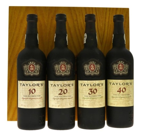 Lote 80 - PORTO TAYLOR'S 10, 20, 30 E 40 ANOS - 4 garrafas de Vinho do Porto, Tawny, envelhecido em casco sendo 1 garrafa de 10 anos, 1 garrafa de 20 anos, 1 garrafa de 30 anos e 1 garrafa de 40 anos, engarrafada em 2000, (750ml). Conjunto com um valor de