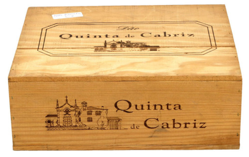 Lote 103 - DÃO QUINTA DE CABRIZ 2004 - 3 garrafas de Vinho Tinto, Dão DOC 2004, da casta Touriga Nacional, Dão Sul, (750ml - 15%vol.). Nota: em caixa de madeira original fechada