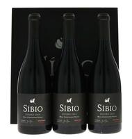 Lote 108 - SÍBIO 2014 - 3 garrafas de Vinho Tinto, Douro DOC 2014, Real Companhia Velha, Vila Nova de Gaia, (750ml - 13,5%vol.). Nota: conjunto com um valor de venda de € 143,40. Em caixa/estojo de madeira original. Consultar valor indicativo unitário em 