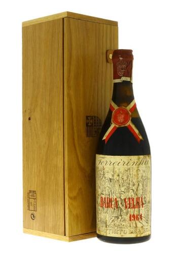 Lote 118 - BARCA VELHA 1964 - Garrafa de Vinho Tinto, Barca Velha, Colheita 1964, Casa Ferreirinha, Vila Nova Gaia, (750ml - 12%vol.). Nota: garrafa idêntica à venda por € 595,00. Apresentada em caixa de madeira. Consultar valor indicativo em https://www.