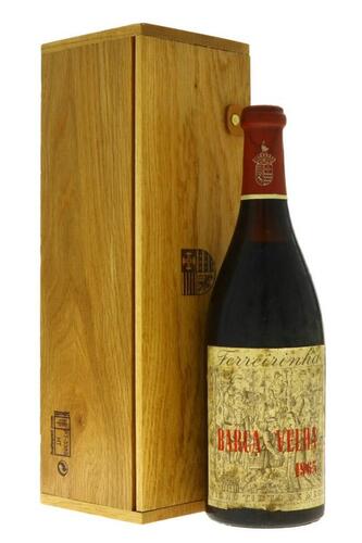 Lote 120 - BARCA VELHA 1965 - Garrafa de Vinho Tinto, Barca Velha, Colheita 1965, Casa Ferreirinha, Vila Nova Gaia, (750ml - 12,5%vol.). Nota: garrafa idêntica à venda por € 595,00. Apresentada em caixa de madeira. Consultar valor indicativo em https://ww