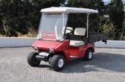 Lote 3528 - Carro Eléctrico de GOLF, com 2 lugares sentados e caixa de carga grande, com motor de 36Volts, a funcionar, de cor vermelho, pneus traseiros em mau estado, vidro acrílico frontal partido