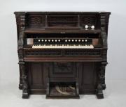 Lote 3562 - Órgão da marca Clough & Warren Organ Company No. 57792, órgão de fole, com 130x150x76cm, Nota:, não está a funcionar, a precisar de restauro, Clough & Warren foi originalmente criado em 1850 como "Simmons & Clough Organ Company 'em Detroit, Michigan. A empresa Clough & Warren construiu alguns dos pianos e órgãos mais elaborados e caros da história americana