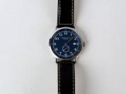 Lote 3614 - Relógio Hamilton Khaki Navy Pioneer H78455543, automático, 27 rubis, vidro de safira, water resistant 10 bar, caixa de aço com 39mm, mostrador azul, com indicação de data e ponteiro de segundos ás 6horas, bracelete de pele castanha, a funcionar, em estado NOVO, com toda a documentação e registo de compra em 08-06-2013, á venda por cerca de 750€ em sites da especialidade - http://www.chrono24.pt