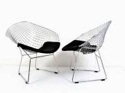 Lote 3631 - Par de cadeirões - Réplica - “Diamond Chair” design de Harry Bertoia em 1952, PVP do par original 2.308€, em http://www.smow.com/en/design/designer-furniture/knoll-international/diamond-chair.html?listtype=search&searchparam=diamond, Hastes em aço soldado, Dimensões: 83x70x80cm, Nota: Novo