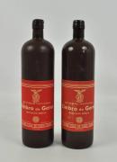Lote 2772 - Par de garrafas em cerâmica com licor Zimbro do Gerêz, destilaria Victor Taxa de Faria - Moledo do Minho, para coleccionadores