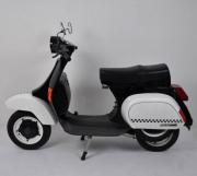 Lote 1 - Velocípede com motor auxiliar da marca Piaggio, modelo Vespa PK 50 XLS do ano de 1987, com motor de 49 c.c., combustível mistura (gasolina e óleo), a marcar 25.000Kms, com pintura de cor preta e branca, em bom estado geral com algumas falhas. Nota: Sem chaves e não tem documentos, atenção não tem documentos. 