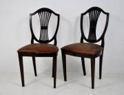Lote 31 - Par de cadeiras estilo inglês, assento estofado a napa, com 98x48x40 cm Nota: falhas e defeitos