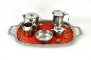 Lote 81 - Conjunto de cafeteira e açucareiro em Inox, marca Alessi, bandeja em inox marca Alfra Alessi, com 34x57 cm, cafeteira expresso Inox, marca GB Itália, leiteira em inox marca Minchin, taça em inox, colher de açucareiro em metal com cabo decorado a esmalte com escudo português e pano de cambraia bordado a ponto pé-de-flor com linha dourada, com 29x44 cm, peças com sinais de uso