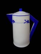 Lote 88 - Bule/cafeteira em porcelana Vista Alegre (1922/1947), estilo Arte Deco, decorada a azul, com 17 cm de altura